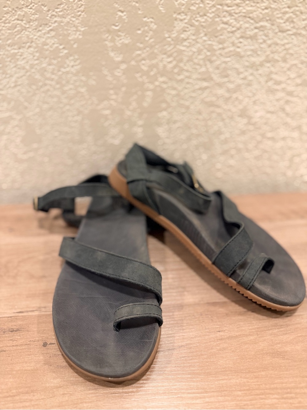 Chaco Tulip Black Strappy Toe-Loop Sandals with Buckle size 9 - Picture 2 of 6